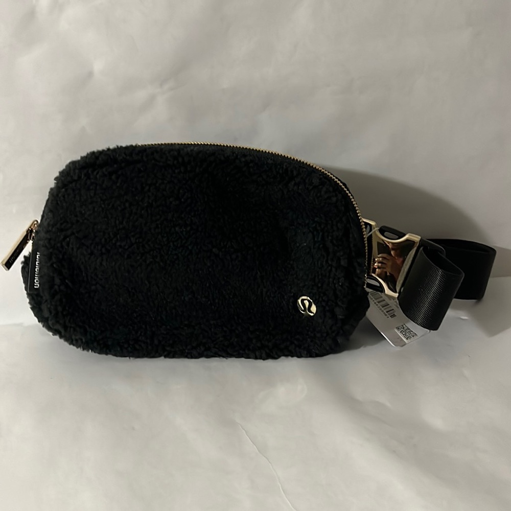 Lululemon Everywhere FLEECE Belt Bag - Black - NWT - Black sherpa /Gold